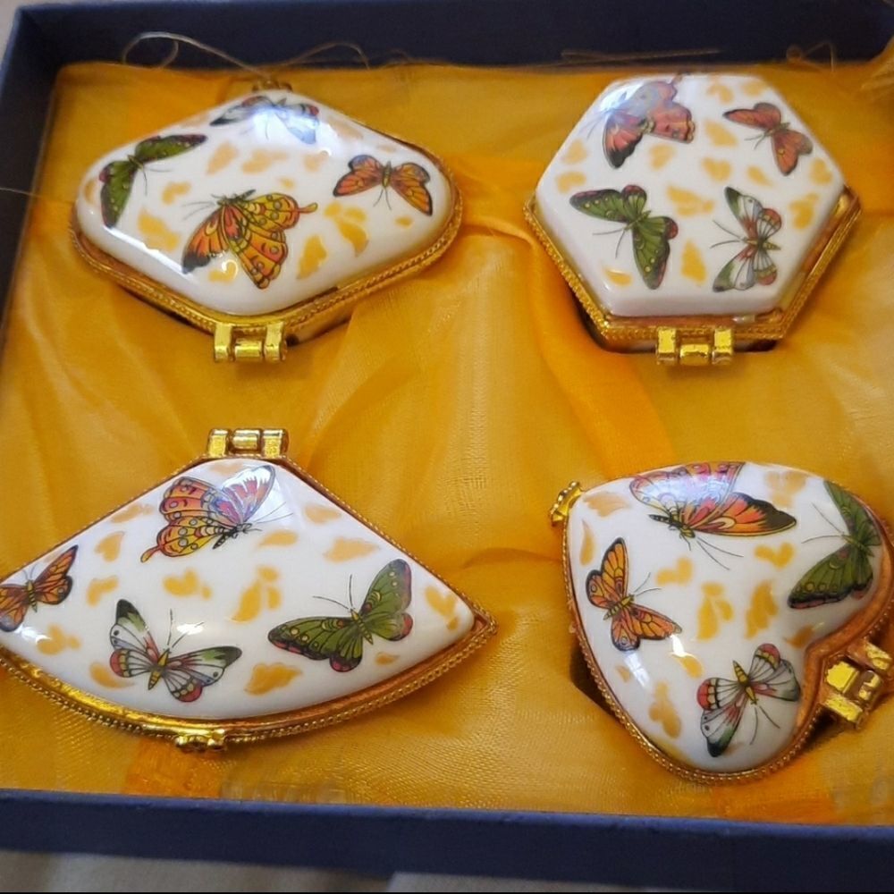 NIB Set of 4 Small Hinged Butterfly Patterned Porcelain Trinket Boxes
